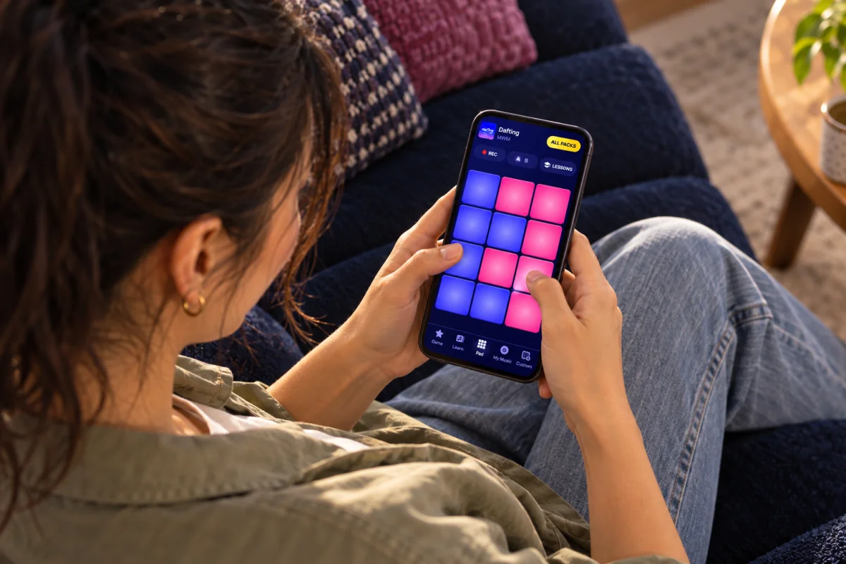 自宅でスマートフォンを使ってビートを演奏する様子